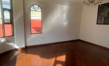 CUMBAYA CERCA AL  SCALA; CONFORTABLE CASA DE ARRIENDO