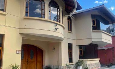 CUMBAYA CERCA AL  SCALA; CONFORTABLE CASA DE ARRIENDO