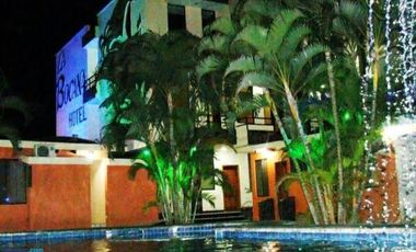 VENTA DE HOTEL EN TONSUPA   A UNA CUADRA DE LA PLAYA..