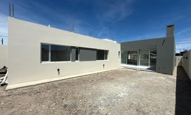Casa en venta de dos dormitorios en Puerto Madryn a estrenar Dormitorio principal con baño en suite