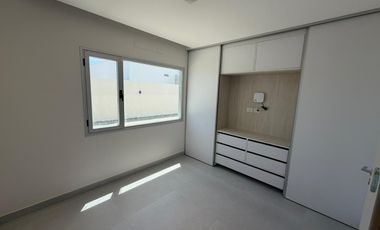 Casa en venta de dos dormitorios en Puerto Madryn a estrenar Dormitorio principal con baño en suite