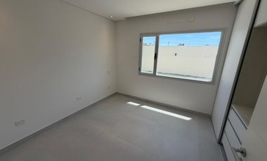 Casa en venta de dos dormitorios en Puerto Madryn a estrenar Dormitorio principal con baño en suite