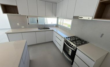 Casa en venta de dos dormitorios en Puerto Madryn a estrenar Dormitorio principal con baño en suite
