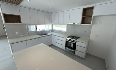 Casa en venta de dos dormitorios en Puerto Madryn a estrenar Dormitorio principal con baño en suite