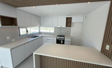 Casa en venta de dos dormitorios en Puerto Madryn a estrenar Dormitorio principal con baño en suite