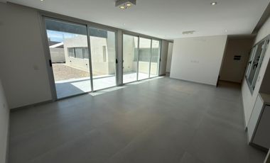 Casa en venta de dos dormitorios en Puerto Madryn a estrenar Dormitorio principal con baño en suite