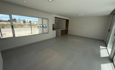 Casa en venta de dos dormitorios en Puerto Madryn a estrenar Dormitorio principal con baño en suite