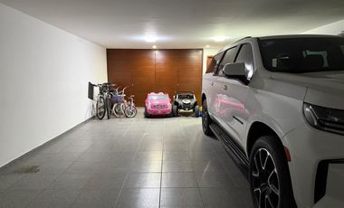 Residencia en venta con alberca en ESQUINA dentro de coto en PUERTA DE HIERRO zona Andares-Landmark