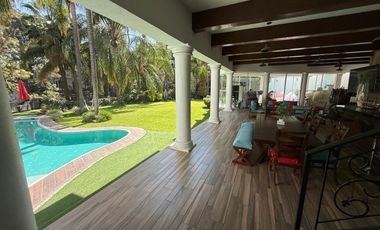 Residencia en venta con alberca en ESQUINA dentro de coto en PUERTA DE HIERRO zona Andares-Landmark