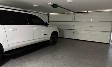 Residencia en venta con alberca en ESQUINA dentro de coto en PUERTA DE HIERRO zona Andares-Landmark