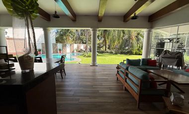 Residencia en venta con alberca en ESQUINA dentro de coto en PUERTA DE HIERRO zona Andares-Landmark