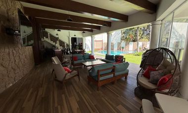 Residencia en venta con alberca en ESQUINA dentro de coto en PUERTA DE HIERRO zona Andares-Landmark