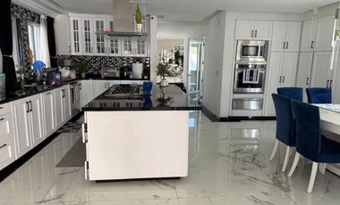 Residencia en venta con alberca en ESQUINA dentro de coto en PUERTA DE HIERRO zona Andares-Landmark