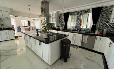 Residencia en venta con alberca en ESQUINA dentro de coto en PUERTA DE HIERRO zona Andares-Landmark