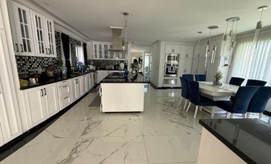 Residencia en venta con alberca en ESQUINA dentro de coto en PUERTA DE HIERRO zona Andares-Landmark