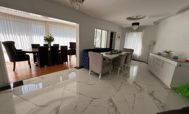 Residencia en venta con alberca en ESQUINA dentro de coto en PUERTA DE HIERRO zona Andares-Landmark