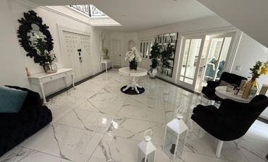 Residencia en venta con alberca en ESQUINA dentro de coto en PUERTA DE HIERRO zona Andares-Landmark
