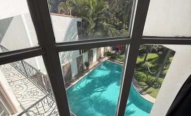 Residencia en venta con alberca en ESQUINA dentro de coto en PUERTA DE HIERRO zona Andares-Landmark
