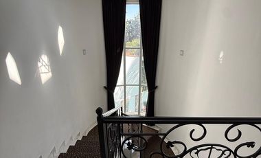 Residencia en venta con alberca en ESQUINA dentro de coto en PUERTA DE HIERRO zona Andares-Landmark