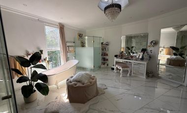 Residencia en venta con alberca en ESQUINA dentro de coto en PUERTA DE HIERRO zona Andares-Landmark