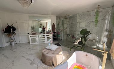 Residencia en venta con alberca en ESQUINA dentro de coto en PUERTA DE HIERRO zona Andares-Landmark