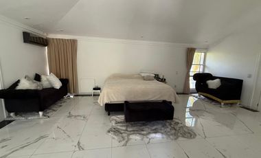 Residencia en venta con alberca en ESQUINA dentro de coto en PUERTA DE HIERRO zona Andares-Landmark