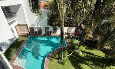 Residencia en venta con alberca en ESQUINA dentro de coto en PUERTA DE HIERRO zona Andares-Landmark