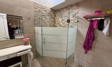 Residencia en venta con alberca en ESQUINA dentro de coto en PUERTA DE HIERRO zona Andares-Landmark