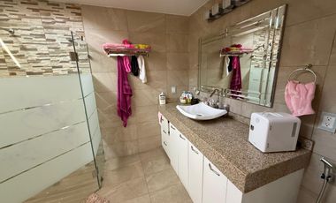 Residencia en venta con alberca en ESQUINA dentro de coto en PUERTA DE HIERRO zona Andares-Landmark