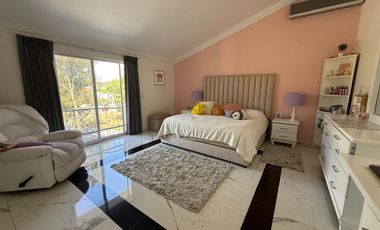 Residencia en venta con alberca en ESQUINA dentro de coto en PUERTA DE HIERRO zona Andares-Landmark