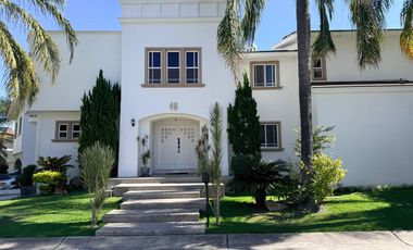 Residencia en venta con alberca en ESQUINA dentro de coto en PUERTA DE HIERRO zona Andares-Landmark