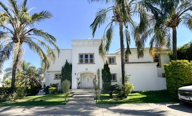 Residencia en venta con alberca en ESQUINA dentro de coto en PUERTA DE HIERRO zona Andares-Landmark