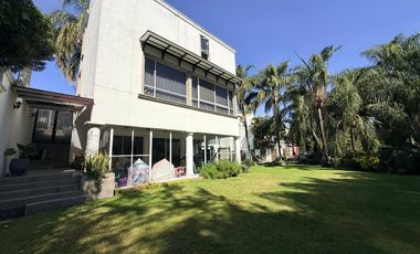Residencia en venta con alberca en ESQUINA dentro de coto en PUERTA DE HIERRO zona Andares-Landmark
