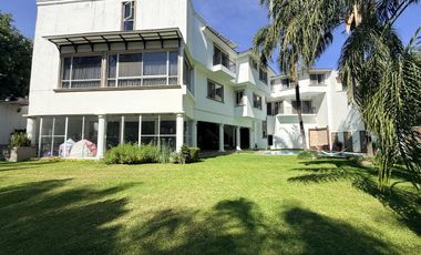 Residencia en venta con alberca en ESQUINA dentro de coto en PUERTA DE HIERRO zona Andares-Landmark