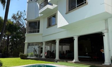 Residencia en venta con alberca en ESQUINA dentro de coto en PUERTA DE HIERRO zona Andares-Landmark