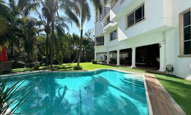 Residencia en venta con alberca en ESQUINA dentro de coto en PUERTA DE HIERRO zona Andares-Landmark