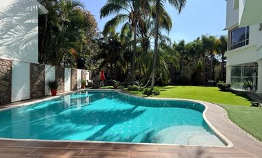 Residencia en venta con alberca en ESQUINA dentro de coto en PUERTA DE HIERRO zona Andares-Landmark