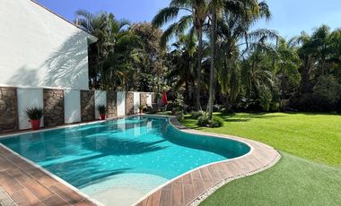 Residencia en venta con alberca en ESQUINA dentro de coto en PUERTA DE HIERRO zona Andares-Landmark