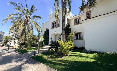 Residencia en venta con alberca en ESQUINA dentro de coto en PUERTA DE HIERRO zona Andares-Landmark