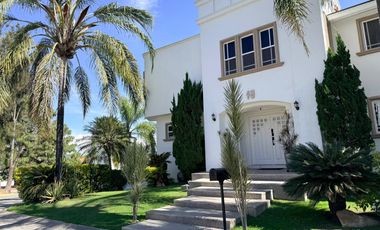 Residencia en venta con alberca en ESQUINA dentro de coto en PUERTA DE HIERRO zona Andares-Landmark