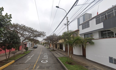 Casa como Terreno en Venta – Urb. El Palomar, San Isidro