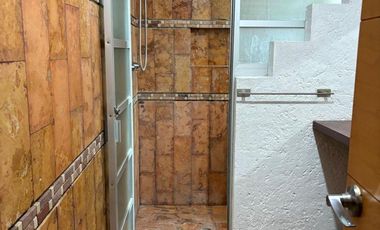 Casa en desniveles con 3 frentes y vistas a áreas verdes por la pista de canotaje