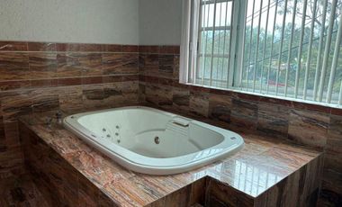 Casa en desniveles con 3 frentes y vistas a áreas verdes por la pista de canotaje