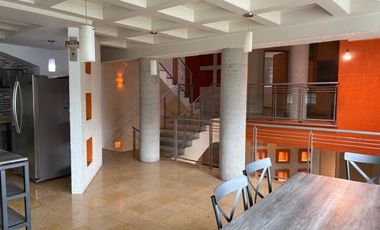 Casa en desniveles con 3 frentes y vistas a áreas verdes por la pista de canotaje