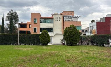 Casa en desniveles con 3 frentes y vistas a áreas verdes por la pista de canotaje
