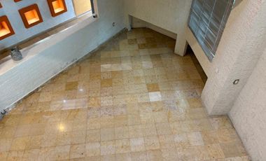 Casa en desniveles con 3 frentes y vistas a áreas verdes por la pista de canotaje