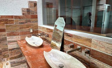 Casa en desniveles con 3 frentes y vistas a áreas verdes por la pista de canotaje