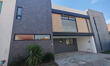 Casa en venta en San Pedro Cholula con roof garden en zona Zerezotla