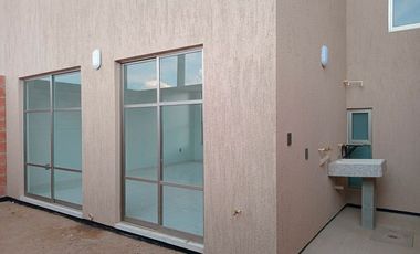 Casa Nueva en Venta con Habitación en Planta Baja, Fraccionamiento Las Margaritas.