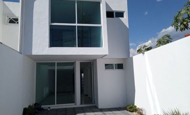 VENDO CASA SOLA COL. BOSQUES DE CUERNAVACA, CUERNAVACA